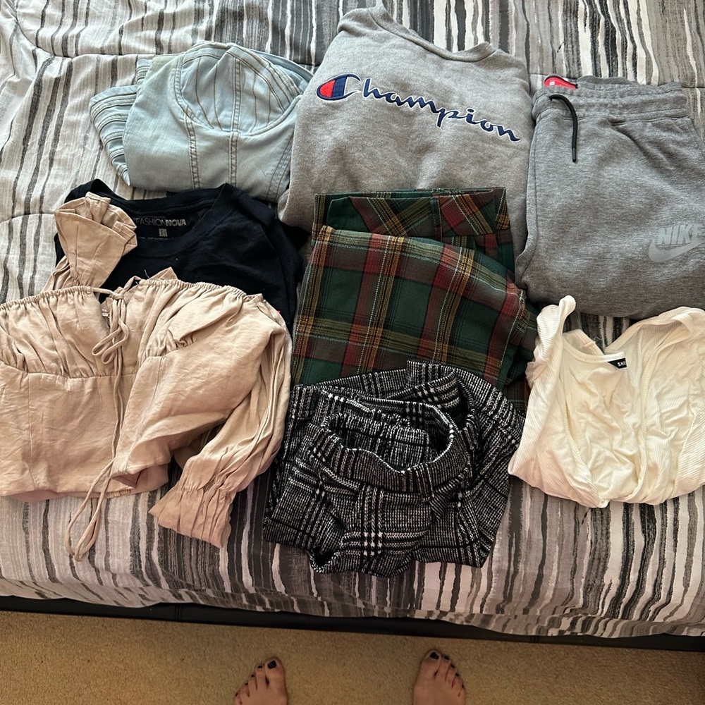 Assorted large clothes - Picture 2 of 9